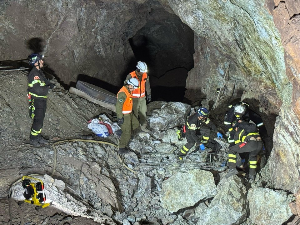 /gope-atacama-junto-a-equipos-de-emergencia-rescatan-cuerpos-de-mineros-0