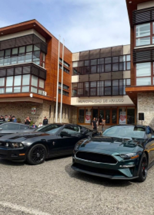Expo “Autos Mustang 2025” deslumbró en el frontis municipal de Arauco