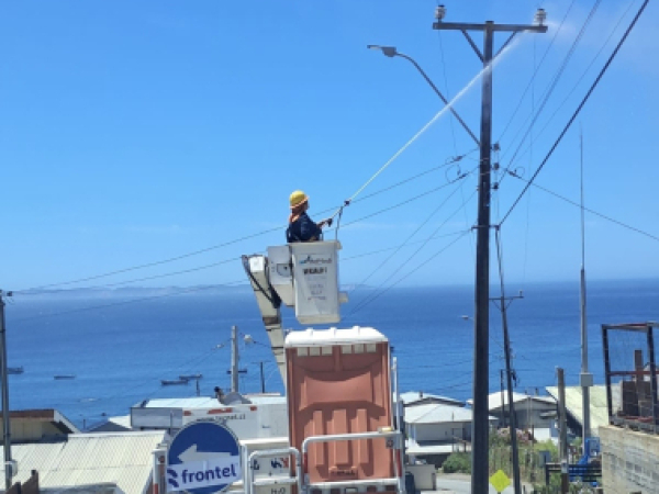 Frontel ejecutó plan de lavado de aisladores en comunas costeras de Biobío