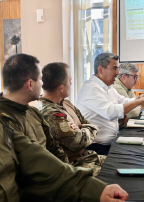 Autoridades coordinan acciones de seguridad para proteger labores de combate de incendios forestales en la provincia de Arauco