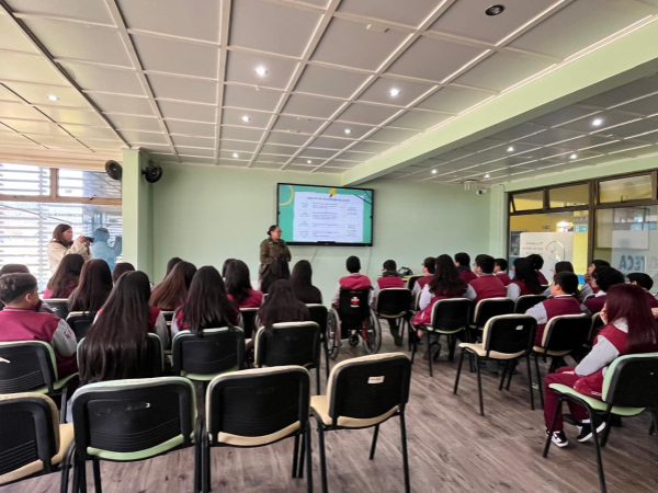 Carabineros realiza charla preventiva sobre responsabilidad penal adolescente en establecimiento educacional de Lebu