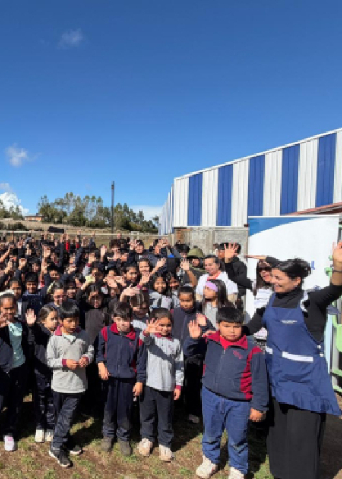 Frontel entrega útiles escolares a 300 estudiantes de la Escuela Nuevo Toqui Caupolicán de Cañete