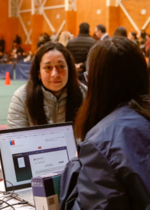 Estudiantes de Arauco reciben 369 computadores del programa Becas TIC