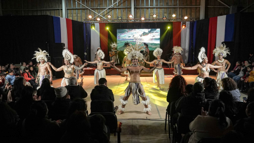 Rapa Nui llegó a Contulmo y cautivó con una noche de música, danza y tradición