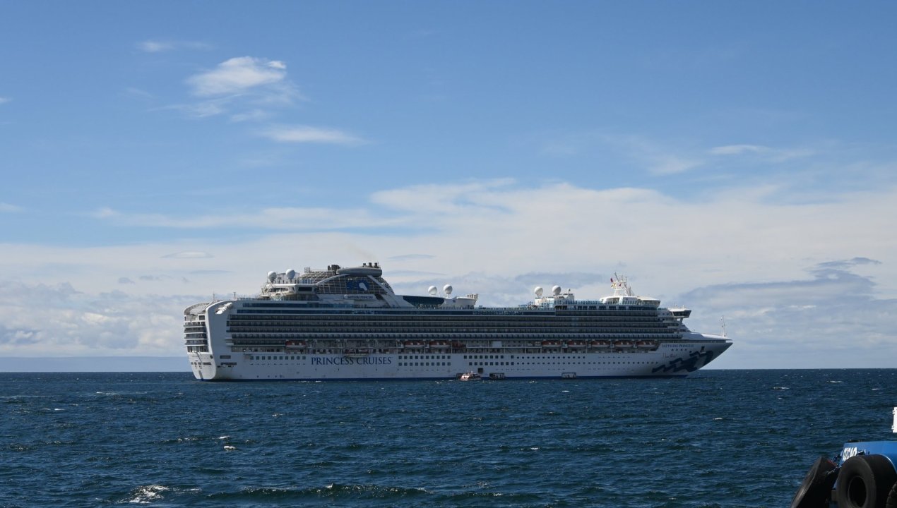 /empresa-portuaria-austral-recibio-al-sapphire-princess-uno-de-los-cruceros