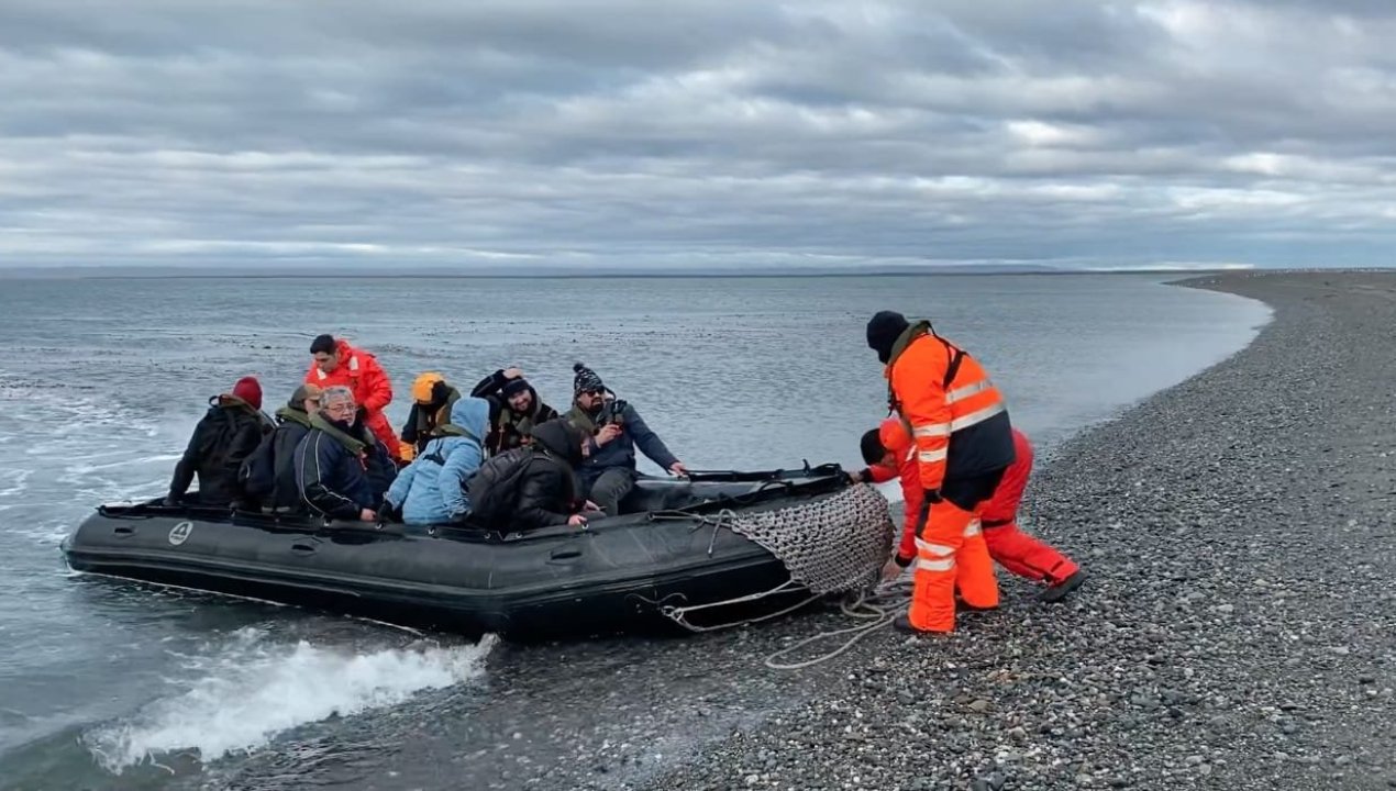 /delegado-presidencial-de-tierra-del-fuego-visita-isla-contramaestre-para