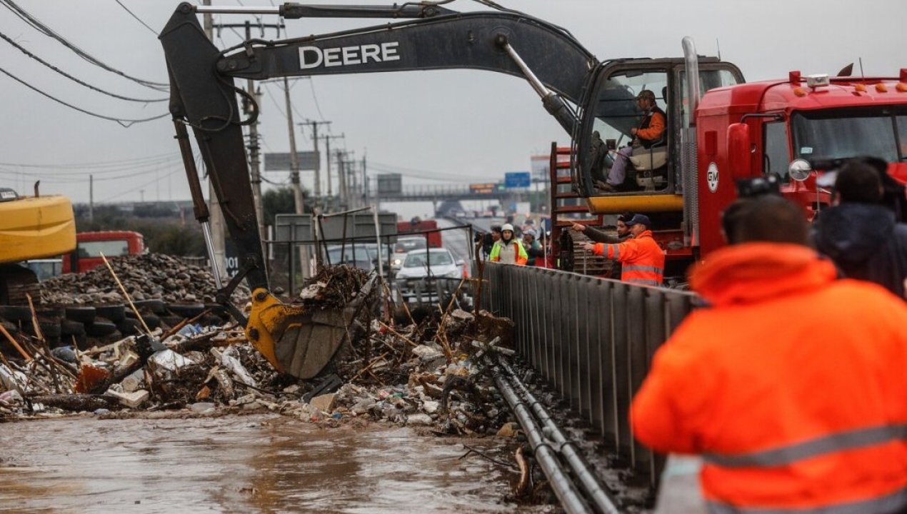 /actualidad/desastres-naturales/lluvias/recomiendan-juntar-agua-ante-posible-corte-de-suministro-en-la-rm-evaluan