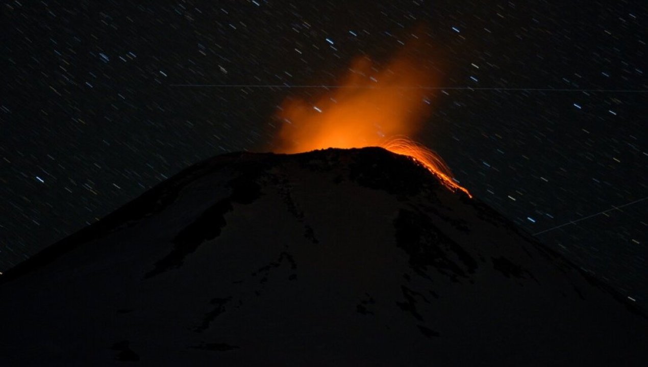 /regionales/region-de-la-araucania/alerta-tecnica-amarilla-registran-impresionante-incandescencia-de-volcan