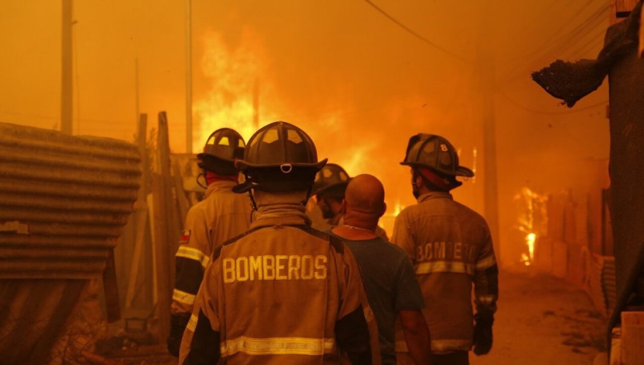 /actualidad/desastres-naturales/incendios-forestales/se-reactivan-incendios-en-vina-trabajan-helicopteros-y-bomberos-para-el