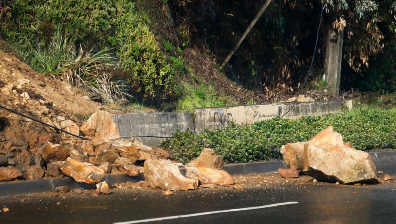 /internacional/america-del-sur/peru/video-caida-de-rocas-en-carretera-de-peru-dejo-dos-camiones-destruidos