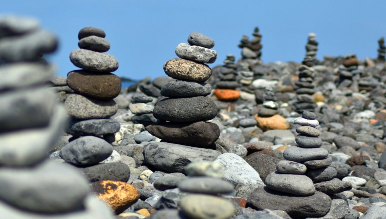 /tendencias/medio-ambiente/torres-de-piedras-en-la-naturaleza-son-perjudiciales-para-el-ecosistema