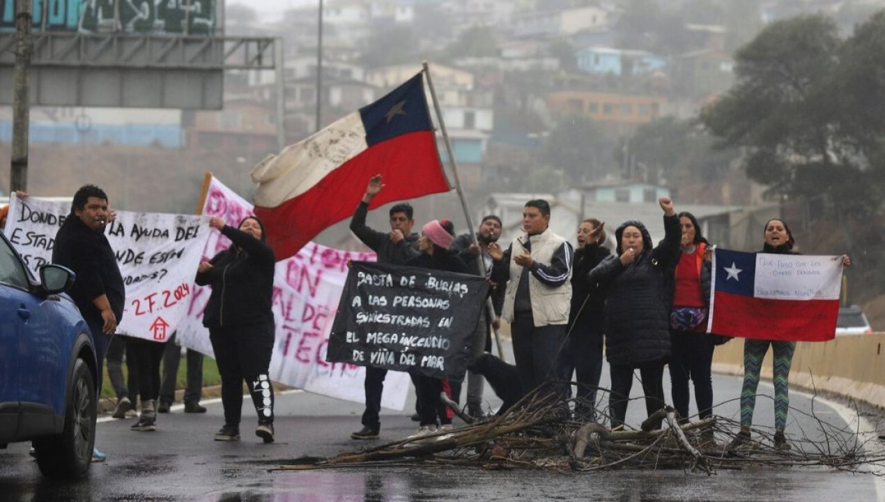 /regionales/region-de-valparaiso/megaincendio-en-vina-del-mar-damnificados-acusan-retrasos-en-la-entrega-de