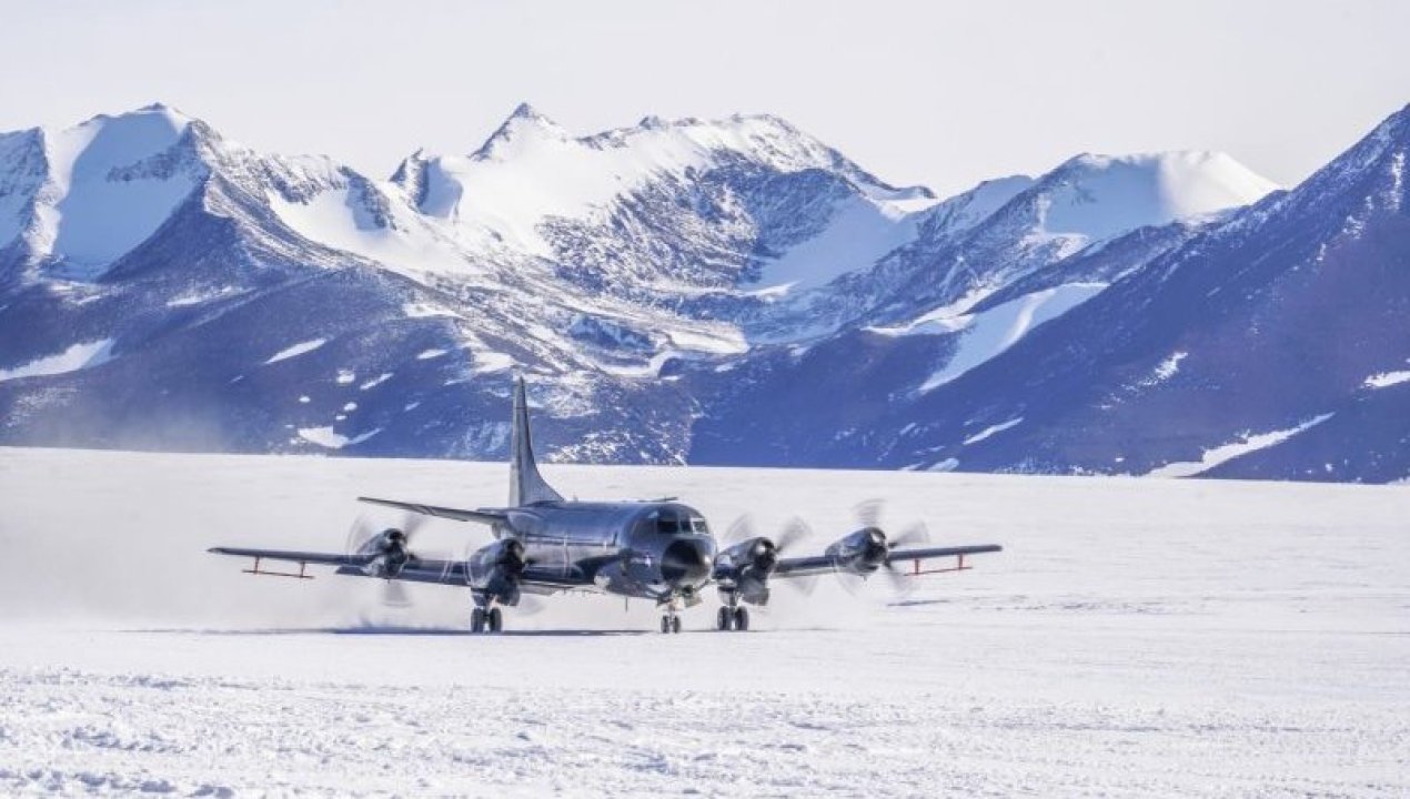 /actualidad/ff-aa/armada/hito-aeronaval-avion-realizo-primer-aterrizaje-en-la-zona-mas-austral-de