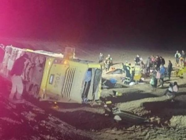 Bus que viajaba de Buenos Aires a La Paz protagoniza trágico volcamiento en Taltal