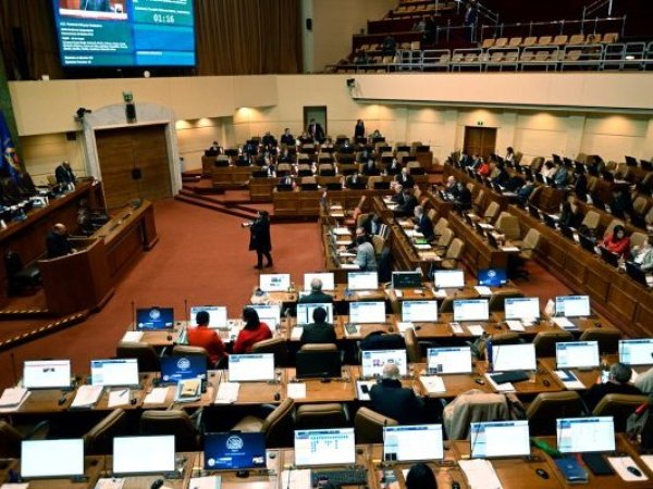 Admiten a trámite querella contra parlamentarios por viajes en semana distrital
