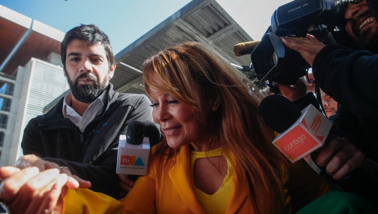 /devuelvan-la-plata-corruptos-tensa-votacion-de-cathy-barriga-en-maipu