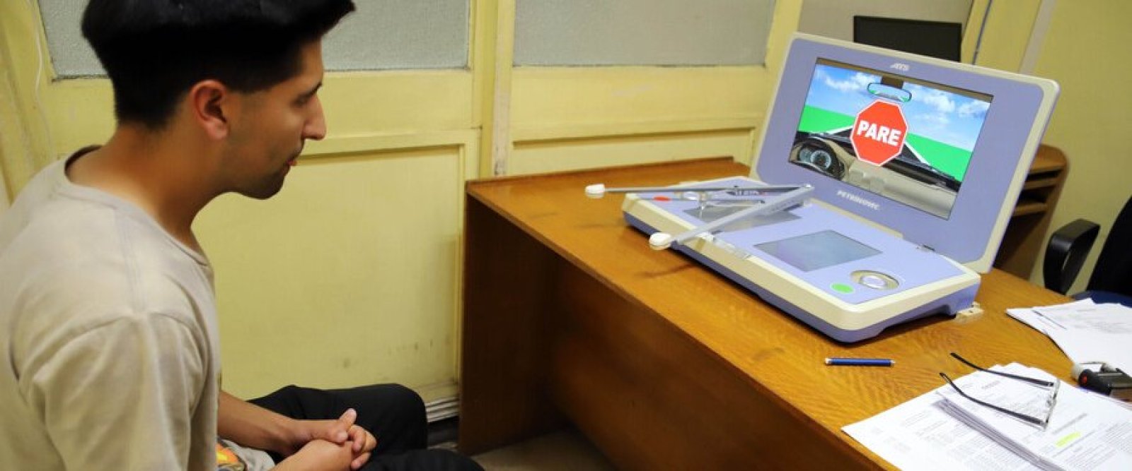 Licencias al límite: Ministro de Transportes critica proyecto que posterga la renovación