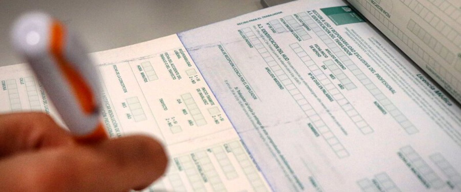 Contraloría detecta miles de funcionarios con licencia médica trabajando en sector privado