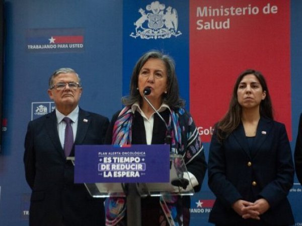 Ministra Chomali busca acercar posiciones con alcaldes tras críticas por recortes en salud